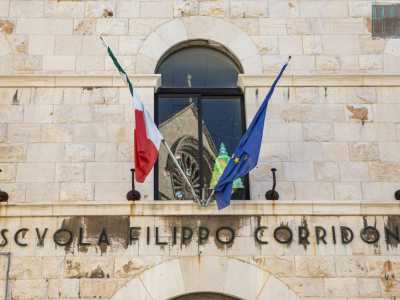Pi� in alto invece, oltre il nome della scuola, scorgiamo sei portafiaccole in ferro